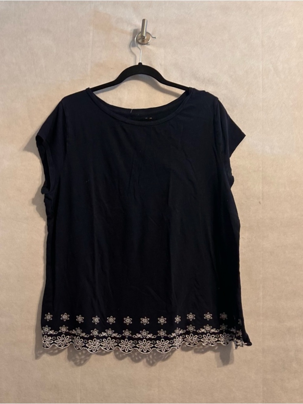 LOFT Black Cap-Sleeve Top with White Scalloped Floral Hem basic XL everyday top